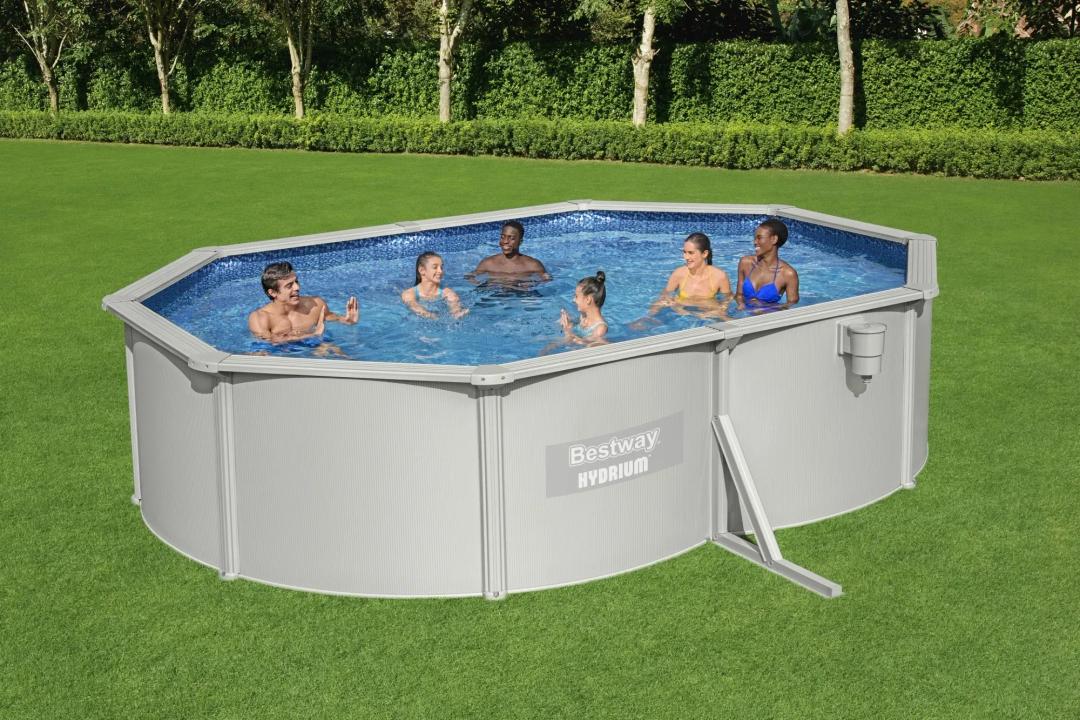 مسبح بيست واي بيضاوي مقاس 5.00 متر × 3.66 متر × 1.22 متر مع مضخة فلتر رملي 220 إلى 240 فولت، سكيمر لتنقية السطح، سلم أمان، غطاء، أرضية حماية، موزع مواد كيميائية، يتم التسليم على منصة نقل (غير شامل التركيب)