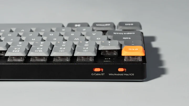 وحة مفاتيح جيمنج ميكانيكية لاسلكية Keychron K1 Max بحجم TKL بنسبة 80 بالمئة مع إضاءة RGB وقابلية تبديل السويتشات ودعم QMK و VIA وسويتشات Gateron Red منخفضة الارتفاع باللون الأسود تخطيط إنجليزي عربي